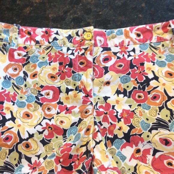 Ann Taylor Loft cotton stretch shorts size 8 in whimsical floral. Like new - Picture 4 of 4